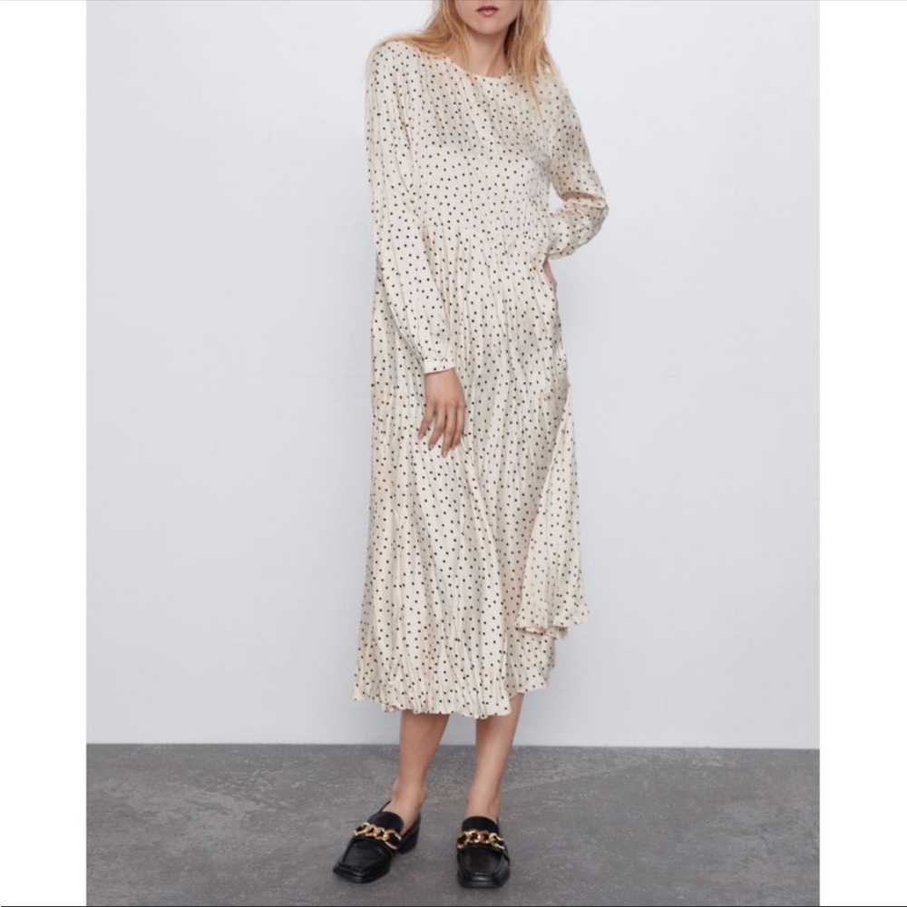 Brand new zara midi dress, size XS
Wrinkle like effect